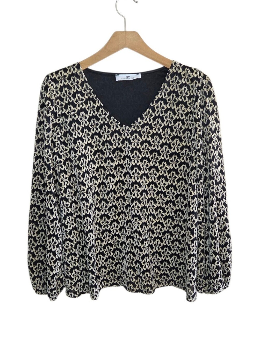 Everyday Chic Boutique Black & Cream Floral V-neck Top Size Medium Feminine